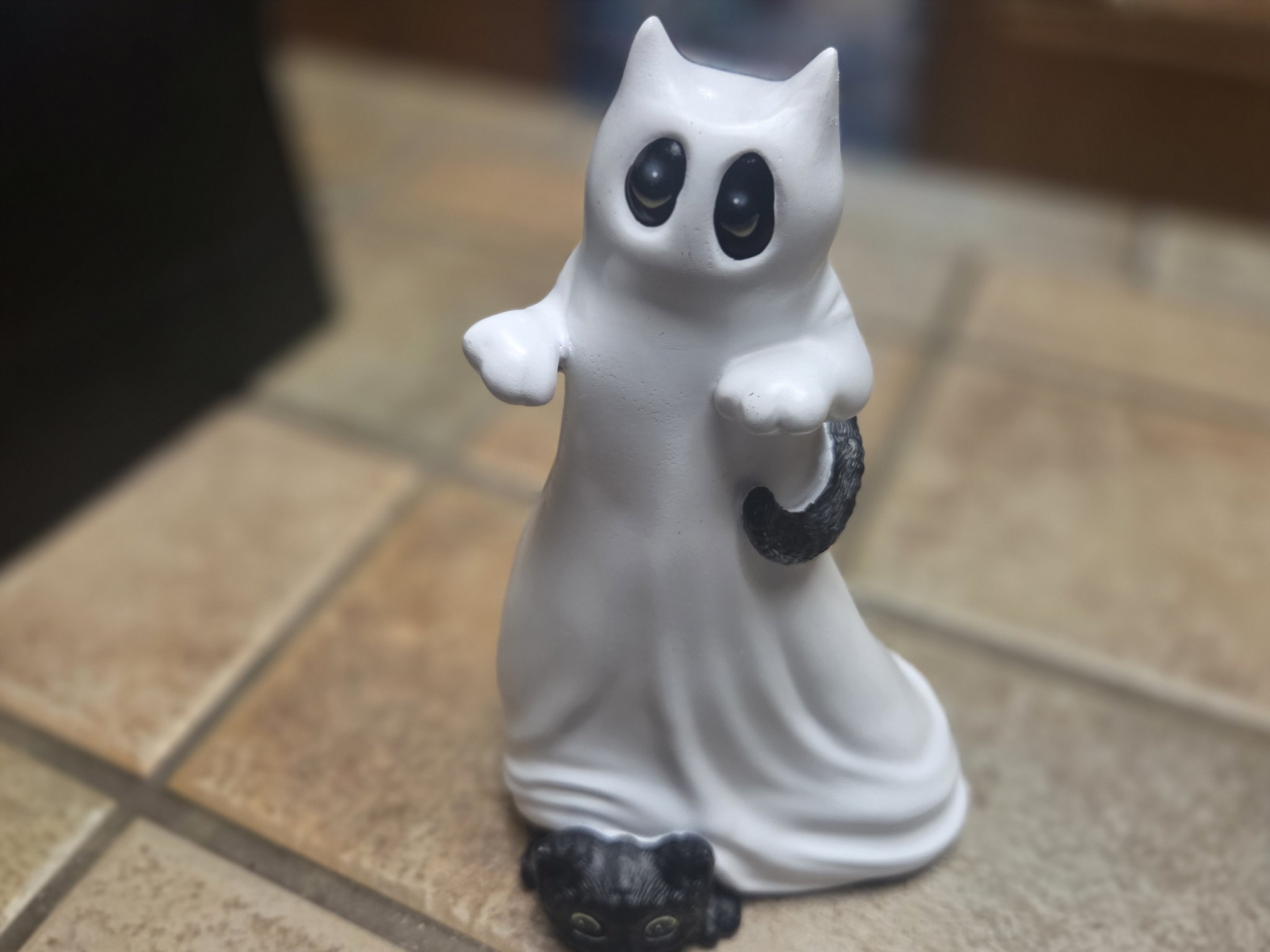 The white ghost kitty statue with black cats received in Trade 1